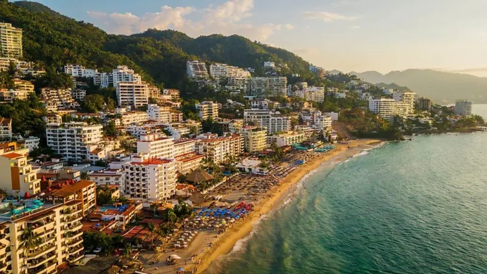 As praias e o forte senso de comunidade de Puerto Vallarta, no oeste do México, fizeram do local uma escolha popular entre os estrangeiros — Foto: Getty Images via BBC