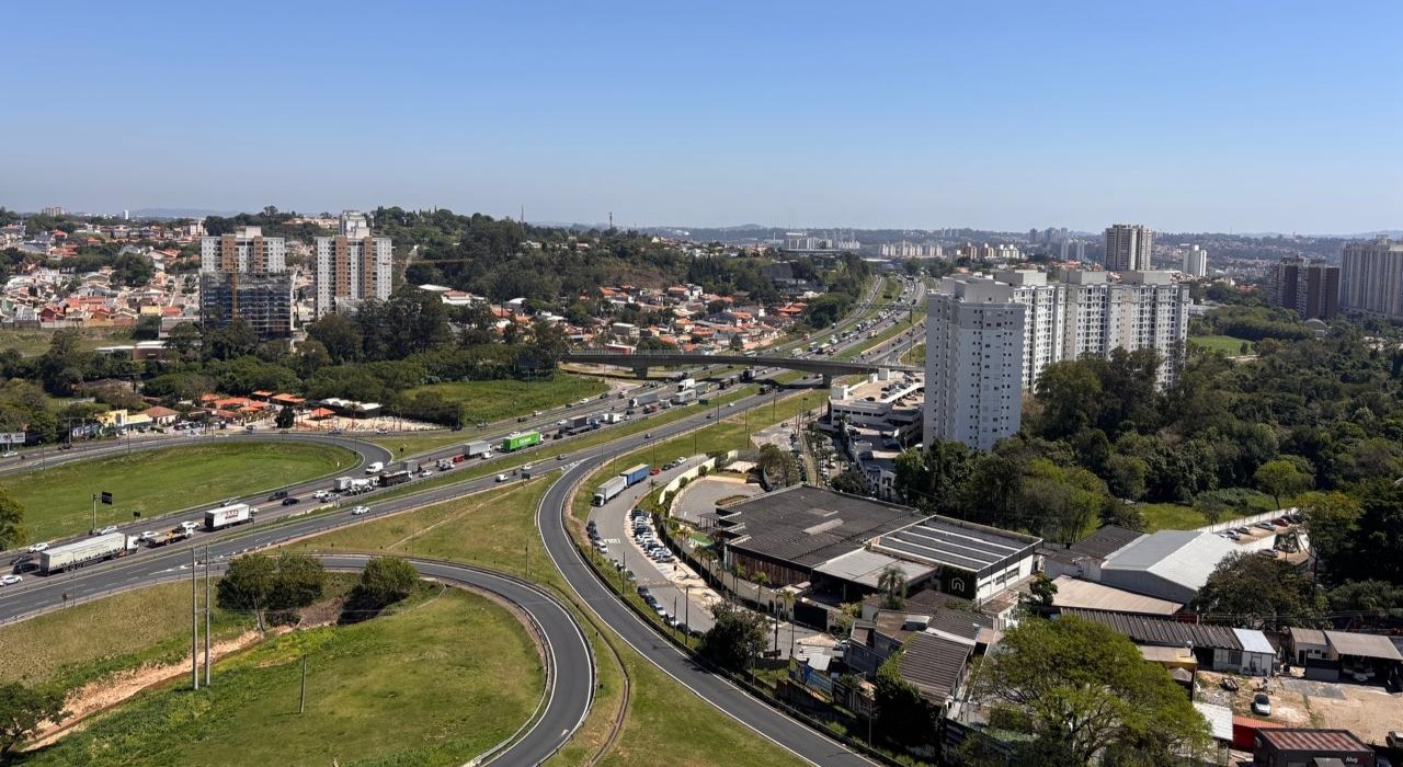 Acidente entre moto e carreta causa morte e lentidão na Rodovia Anhanguera em Jundiaí