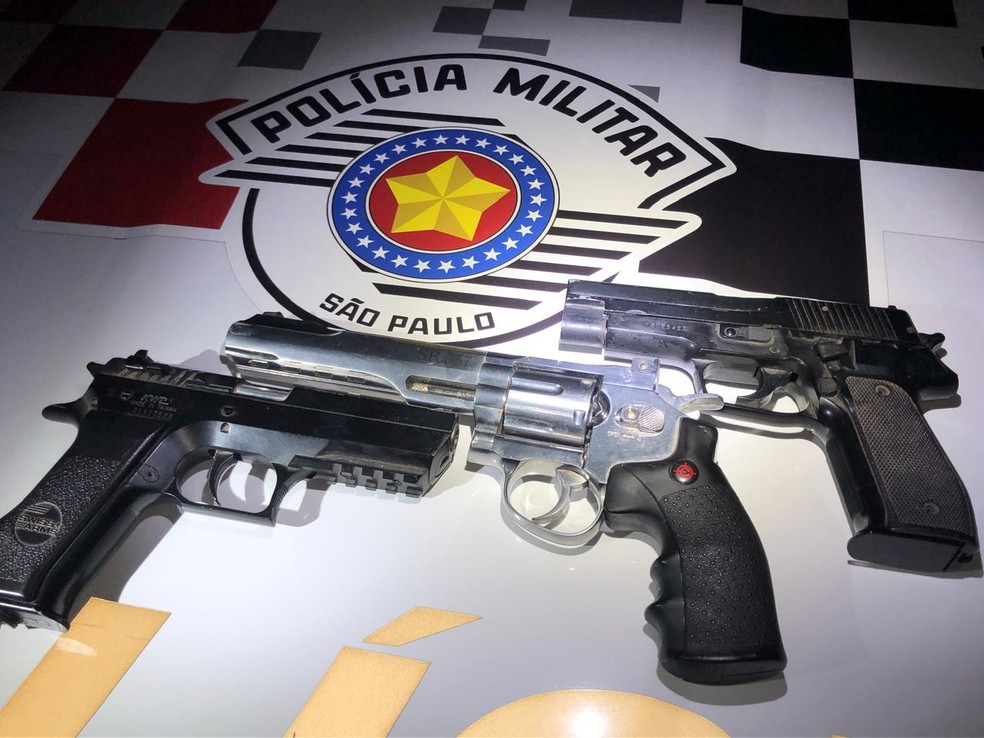 Três simulacros de arma de fogo são apreendidos, em Flórida Paulista (SP) — Foto: Polícia Militar