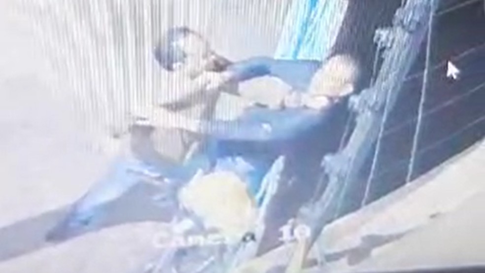 Sargento da PM é morto a facadas em saída de mercado, diz PM; O sargento aposentado da Polícia Militar do Paraná