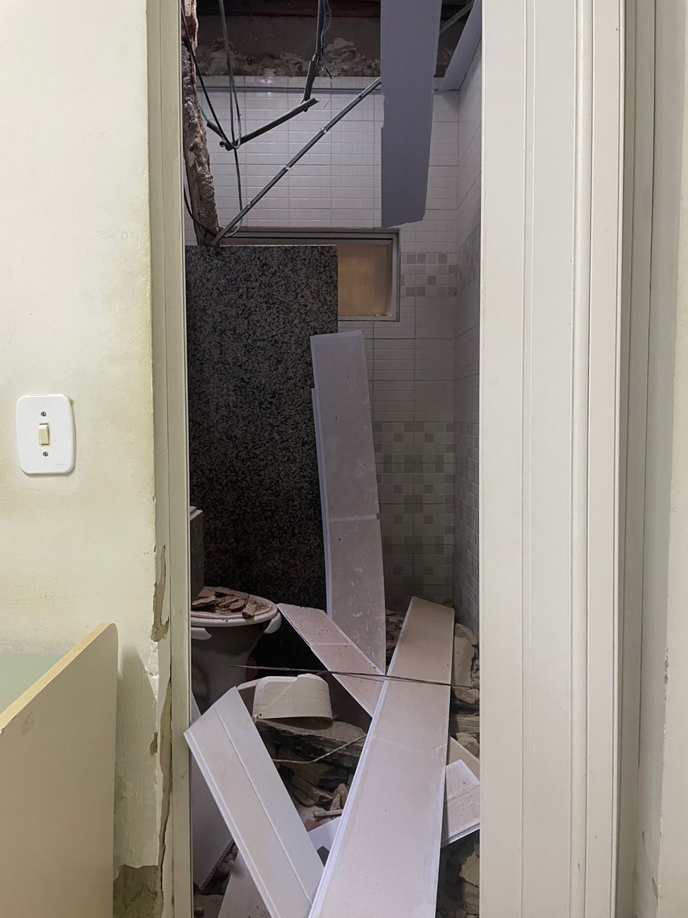 Parte do teto que caiu dentro de banheiro na maternidade Divino Amor, em Parnamirim — Foto: Cedida