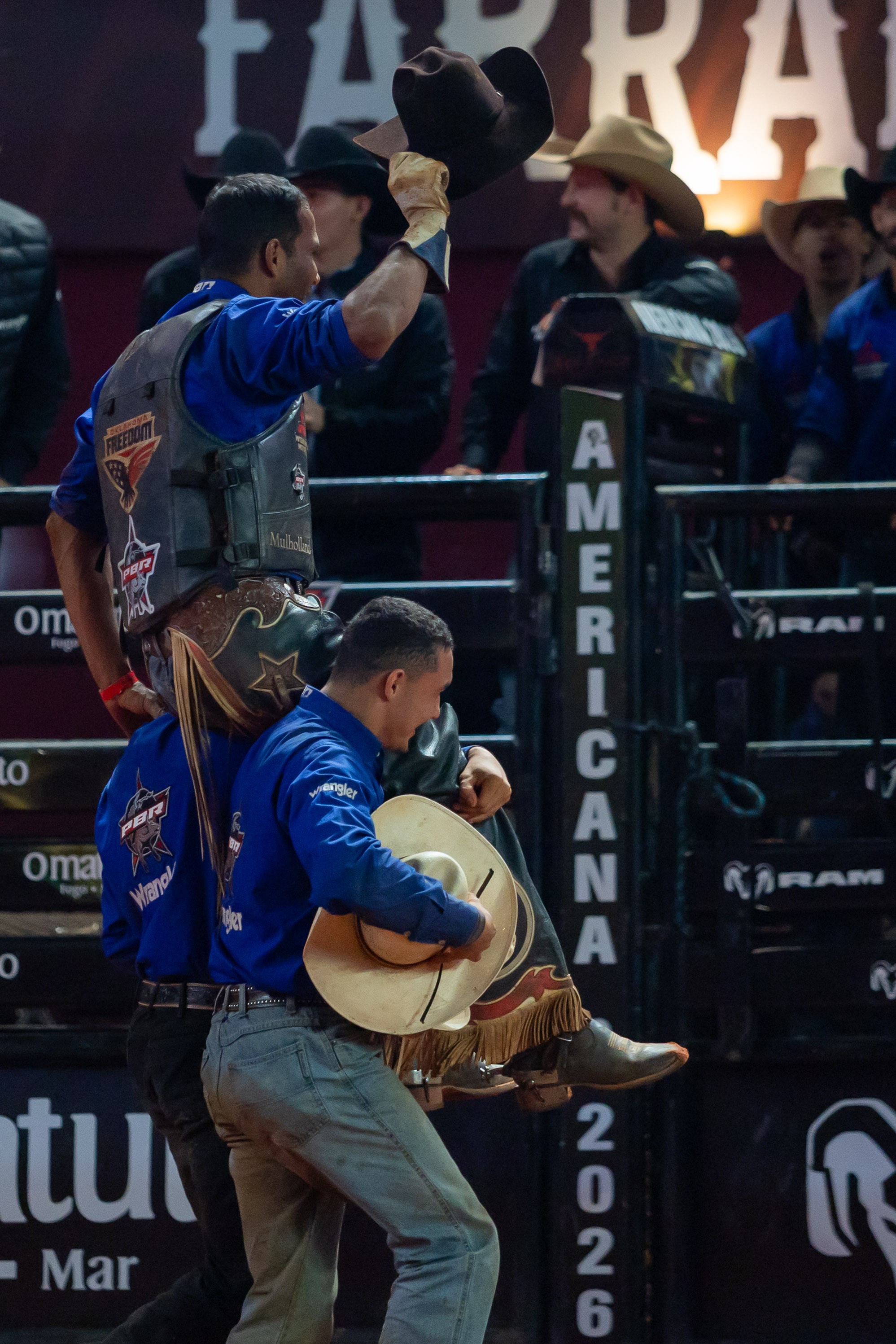 Alisson de Souza montou o touro Relíquia da Patroa no Round Final e conquistou o título da etapa da PBR da Festa do Peão de Americana, neste domingo (7) — Foto: Thomaz Marostegan