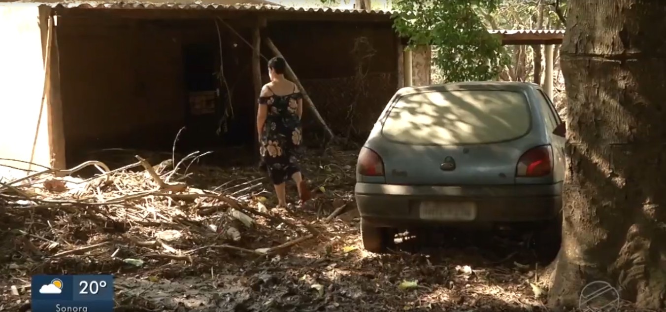 Dez dias após rompimento da barragem em loteamento de luxo em MS, moradores ainda limpam casas: 'tristeza que não explica'