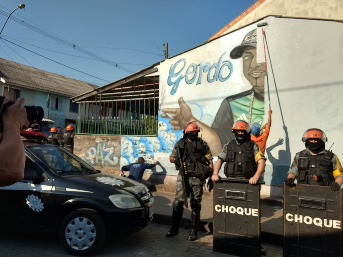 Após operação, polícia apaga grafite de traficante na região central de
