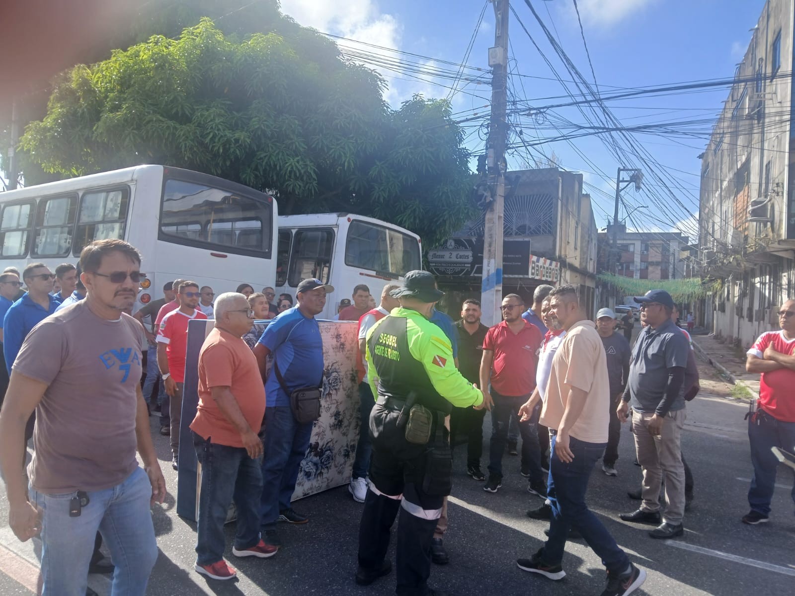 Rodoviários da Monte Cristo interditam trecho da Almirante Barroso no terceiro dia de paralisação