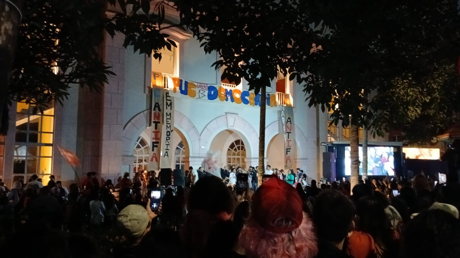 Estudantes da PUC, Uninove, Belas Artes, ESPM, FGV e FAPCOM fazem atos pela democracia em diversos pontos de SP