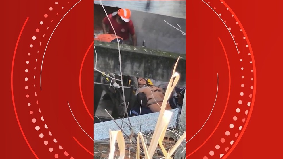 Após 2h de resgate, bombeiros conseguem tirar jovem em maca — Foto: Divulgação/Corpo de Bombeiros