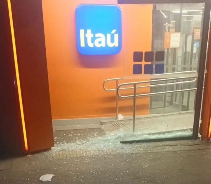 VÍDEO: Barbearia é atingida por bomba no interior da Bahia; agência bancária teve fachada de vidro estilhaçada na mesma cidade
