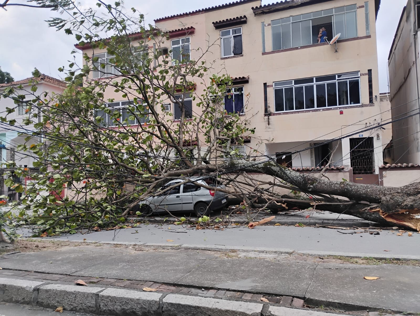 Ventos de mais de 100 km/h formam tempestade de areia na Linha Vermelha; vídeo