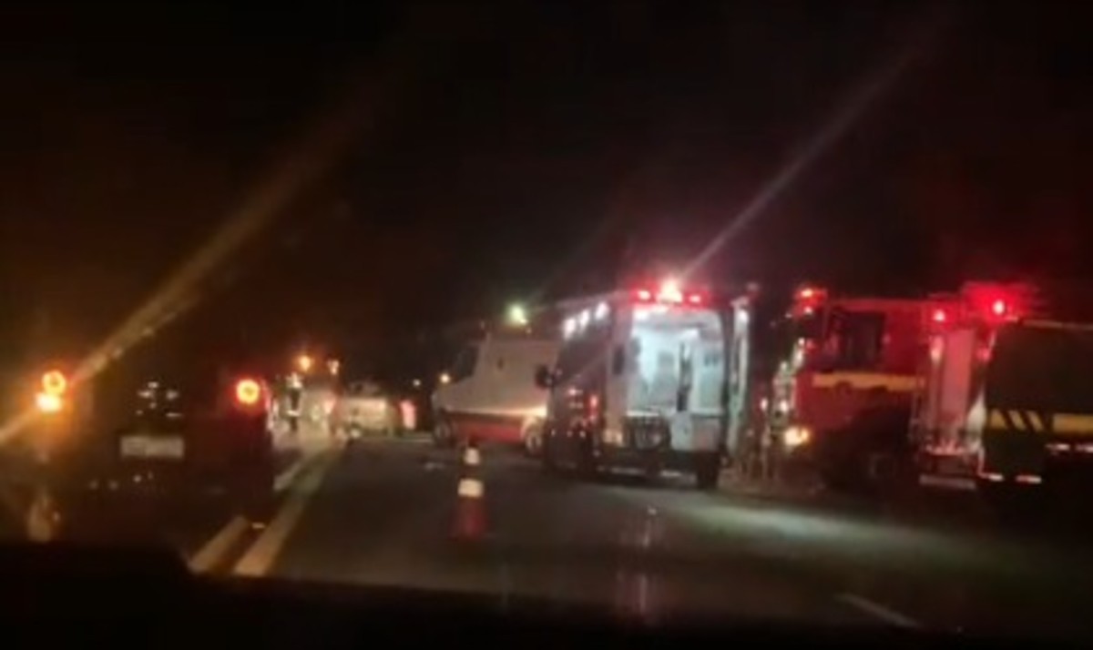 Grave acidente entre dois carros deixa cinco feridos na BR-040