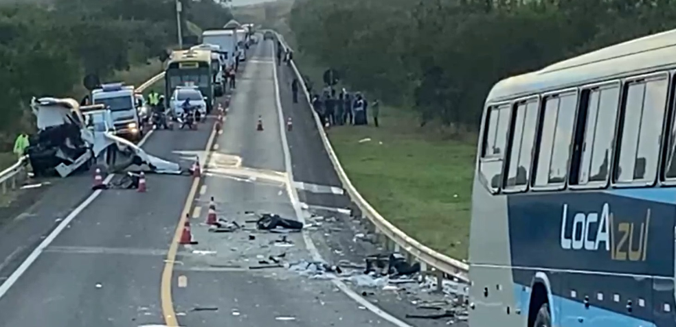 Quatro pessoas morreram e ao menos seis ficaram feridas em coliso frontal entre um nibus e um micro-nibus na Rodovia Irineu Penteado em Ipena. — Foto: Edijan Del Santo/EPTV/Reproduo