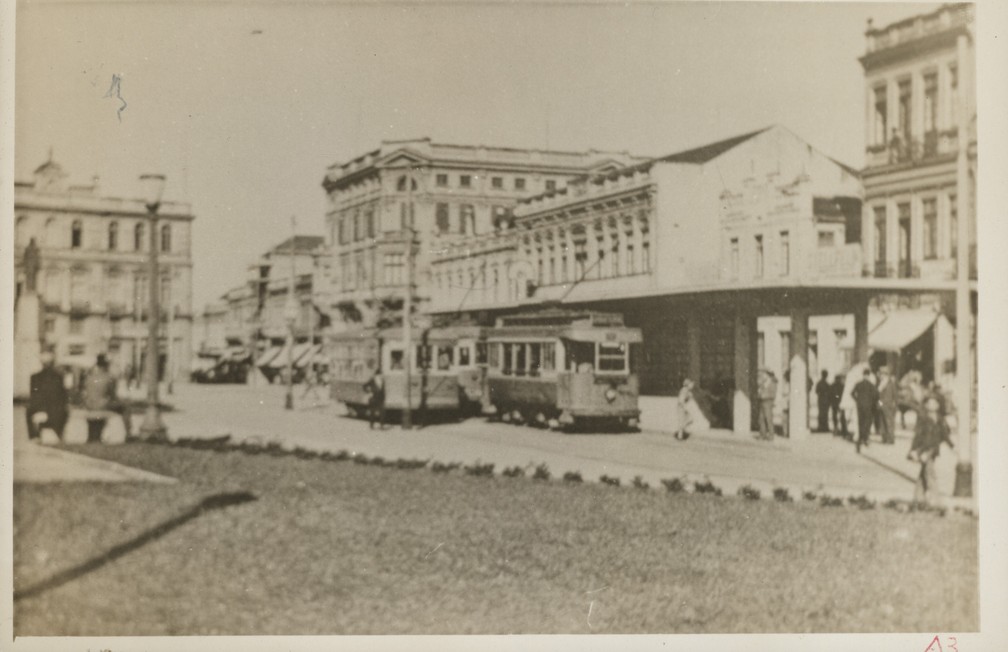 CURITIBA E PARANA EM FOTOS ANTIGAS: A Praça Tiradentes com grande movimento  na década de 1950 em 2023