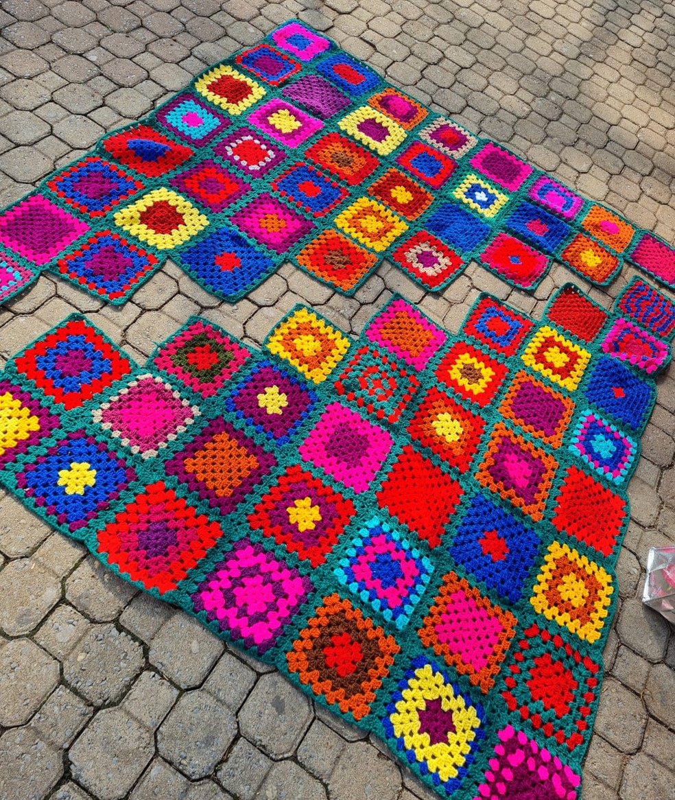 Mais de 400 novelos de chochê foram usados para confeccionar a 'roupa' da árvore — Foto: Prefeitura de Itapecerica/Divulgação