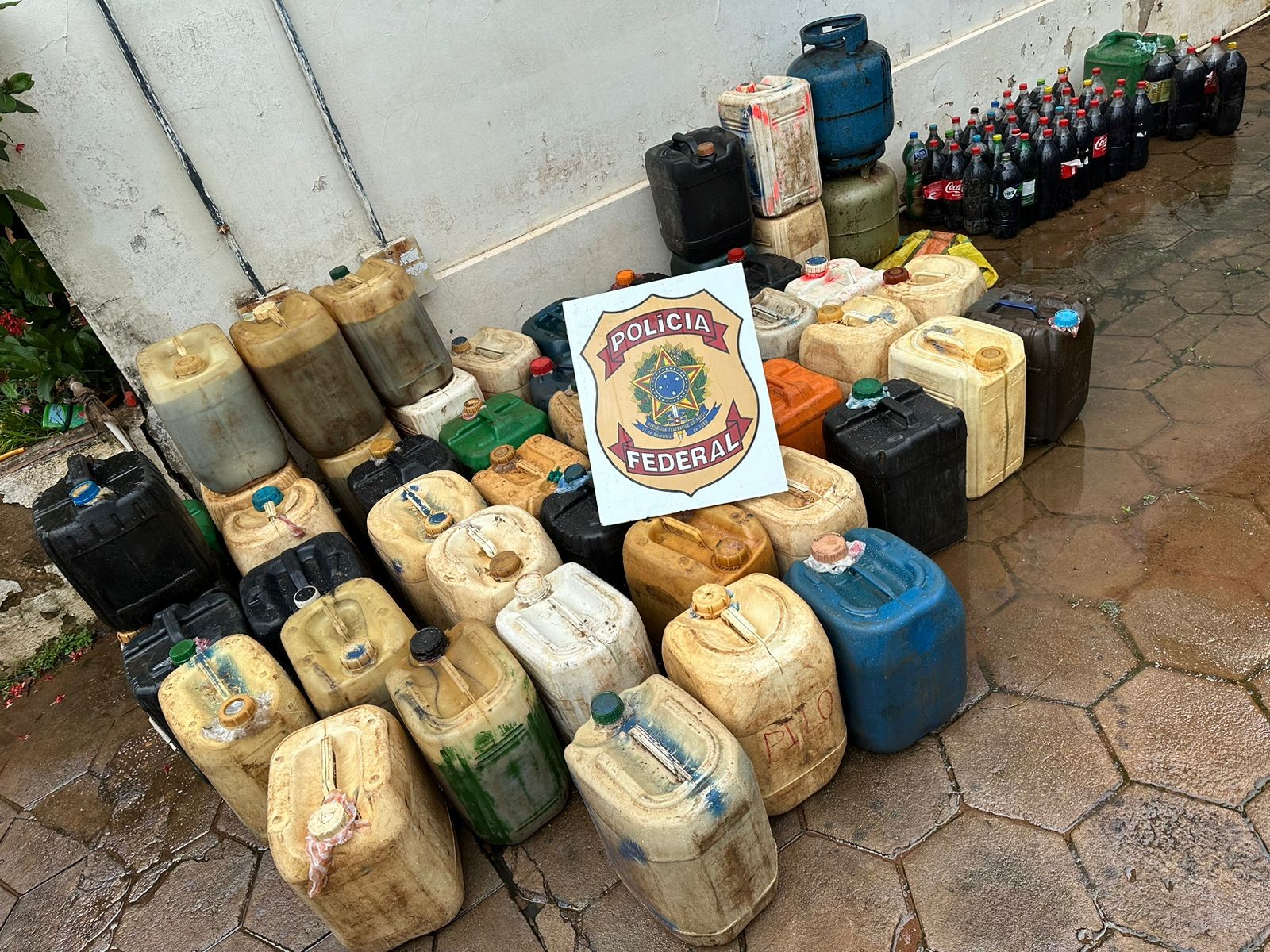 Jovem é preso transportando 1 mil litros de combustível ilegal da Bolívia para Rondônia