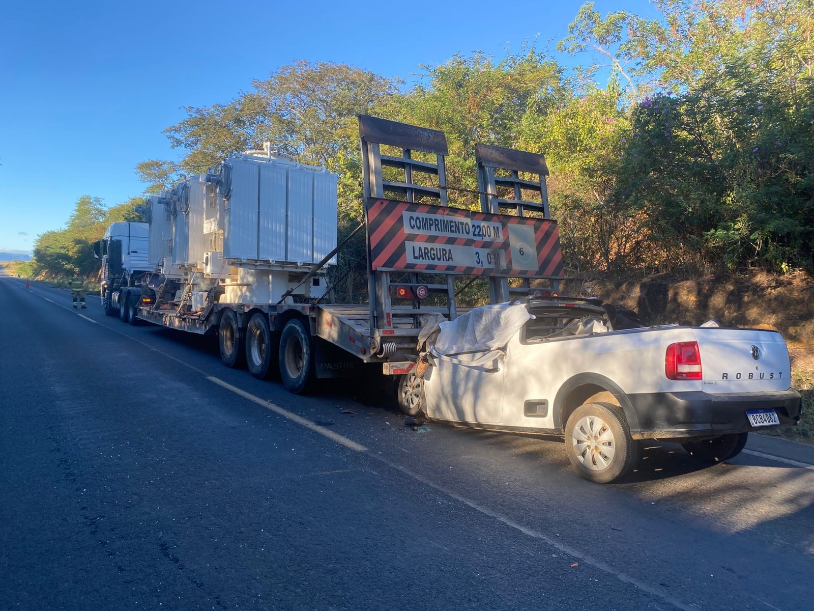 Motorista morre após caminhonete atingir traseira de carreta na MGC-401	
