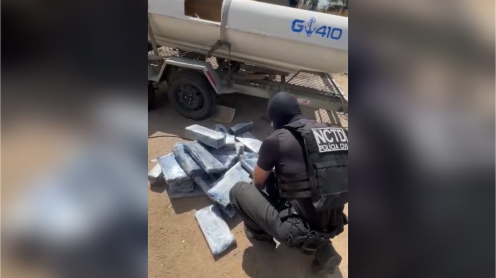 Mais de 300 kg de maconha são encontrados em barco no interior do Ceará — Foto: Divulgação/PC-CE