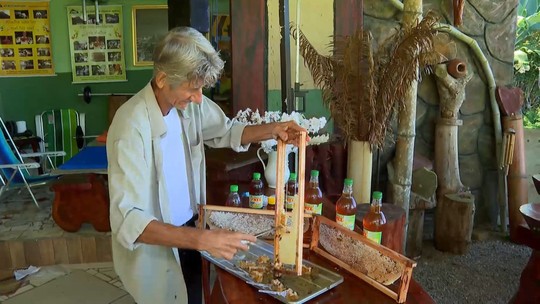 Agricultor investe em mel para cuidar da saúde e produção se torna negócio lucrativo de mais de 40 anos no ES - José Alonso Rodriguez começou a produzir mel após se tornar vegetariano e cortar açúcar da alimentação. Propriedade em Cariacica, Grande Vitória, possui mais de 200 colmeias.