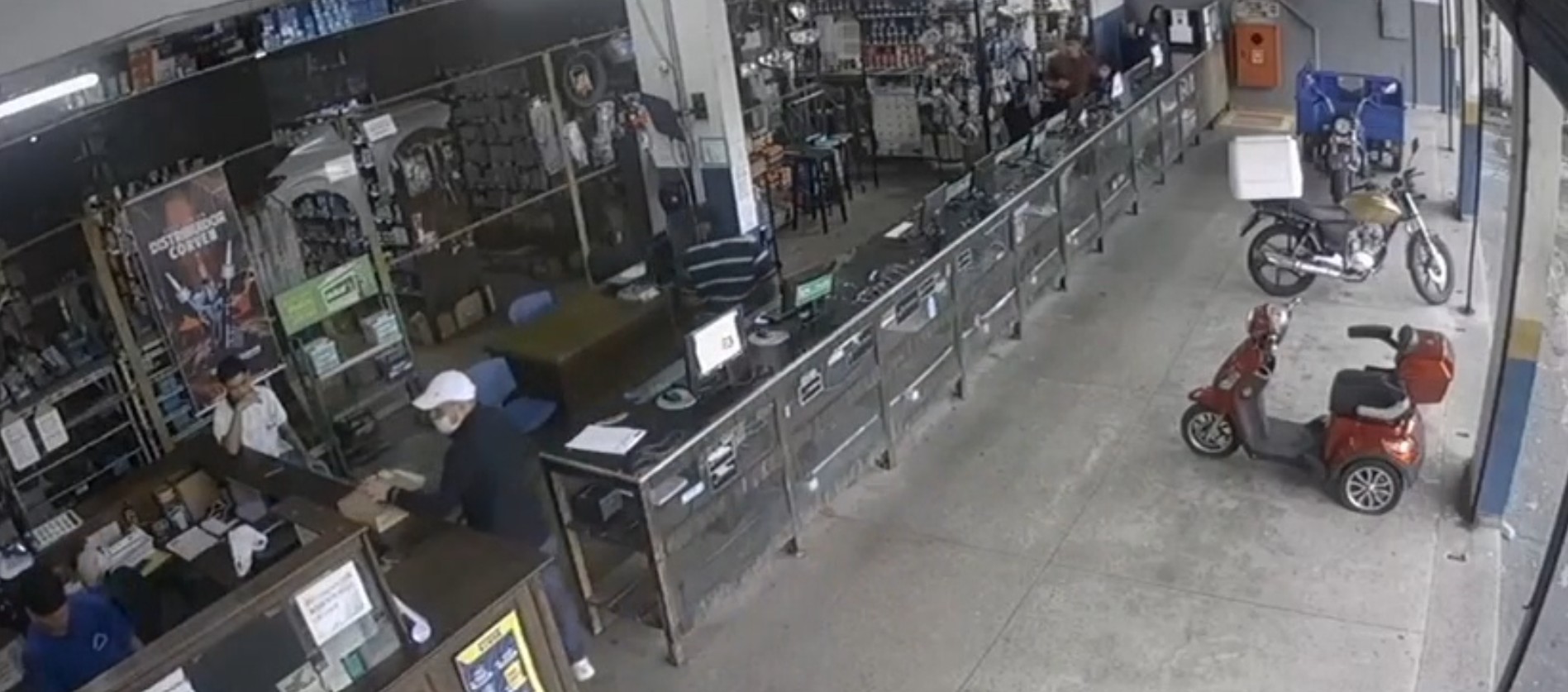 Dupla armada assalta loja de autopeças na Zona Sul de Manaus e é presa após fuga; VÍDEO