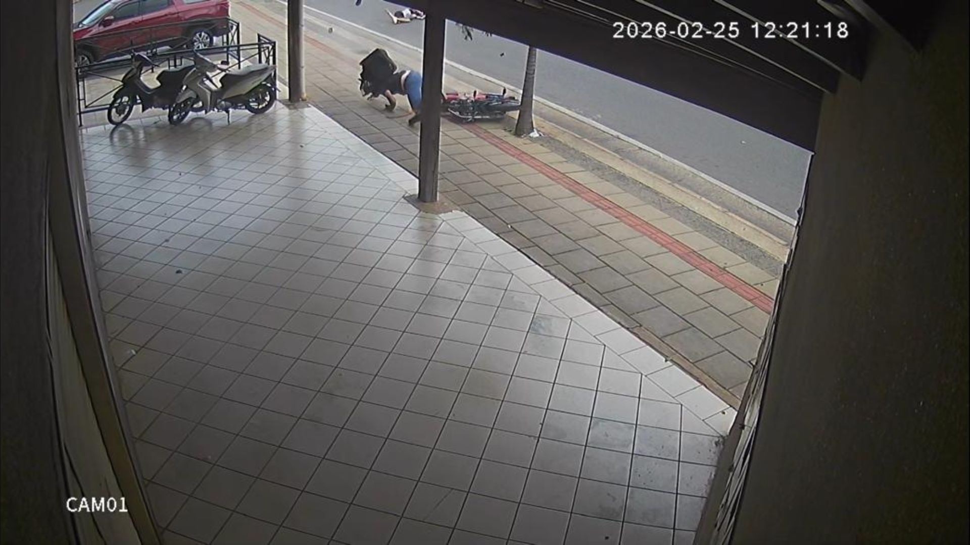 VÍDEO: motociclista sem habilitação atropela estudante, desliza pela calçada e bate em pilar de comércio