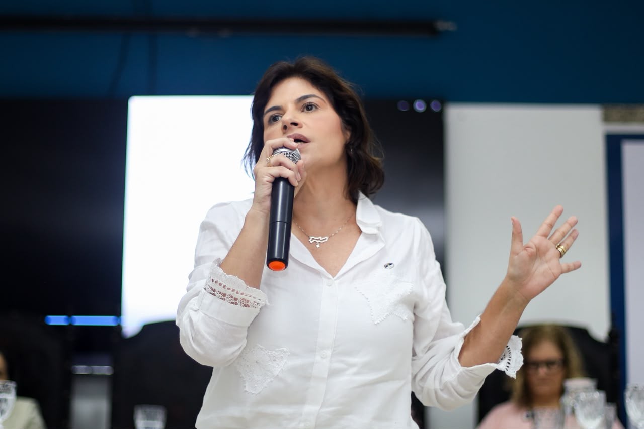 Alepe recebe pedido de impeachment de Priscila Krause após denúncia sobre hospital do marido