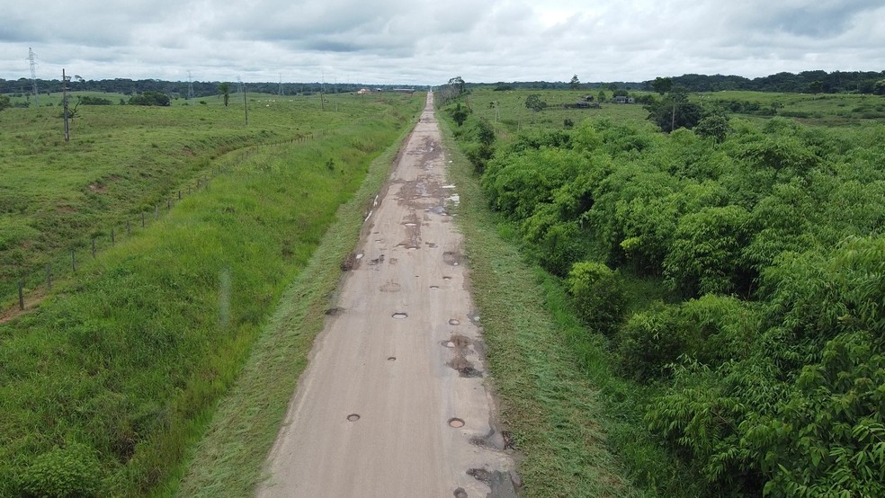 BR-364 entre Rio Branco e Cruzeiro do Sul tem buracos ao longo da rodovia &mdash; Foto: Reprodu&ccedil;&atilde;o Rede Amaz&ocirc;nica