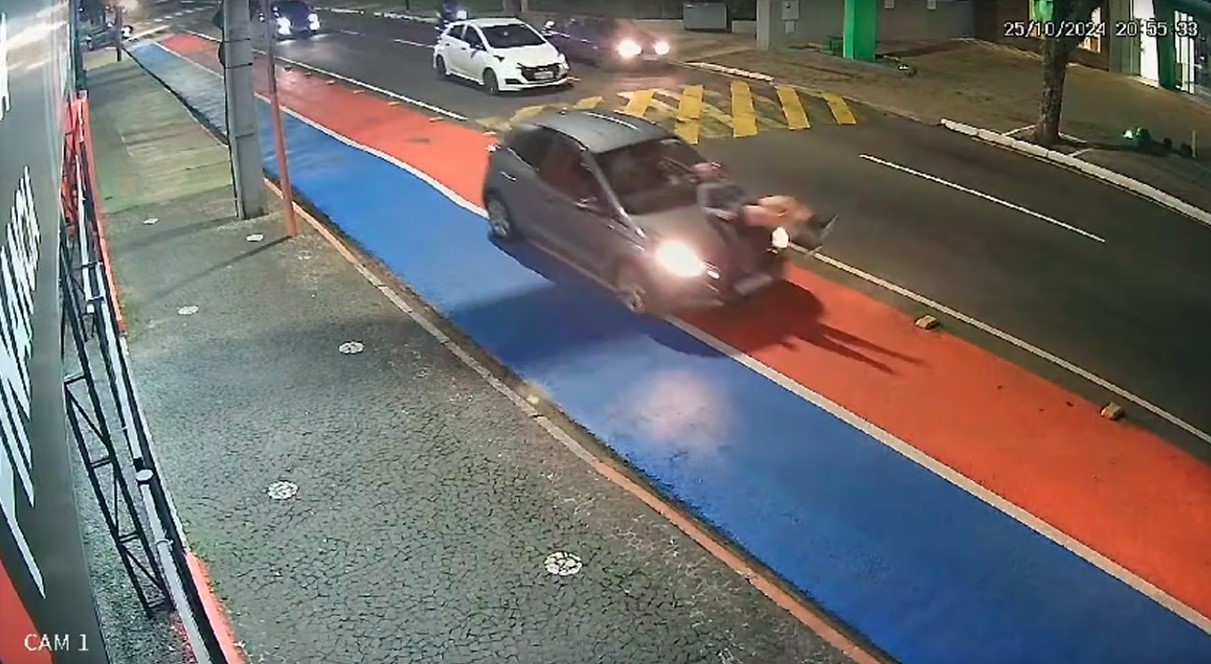 VÍDEO: Mulher é atropelada e arremessada por carro em pista de corrida de avenida no Paraná