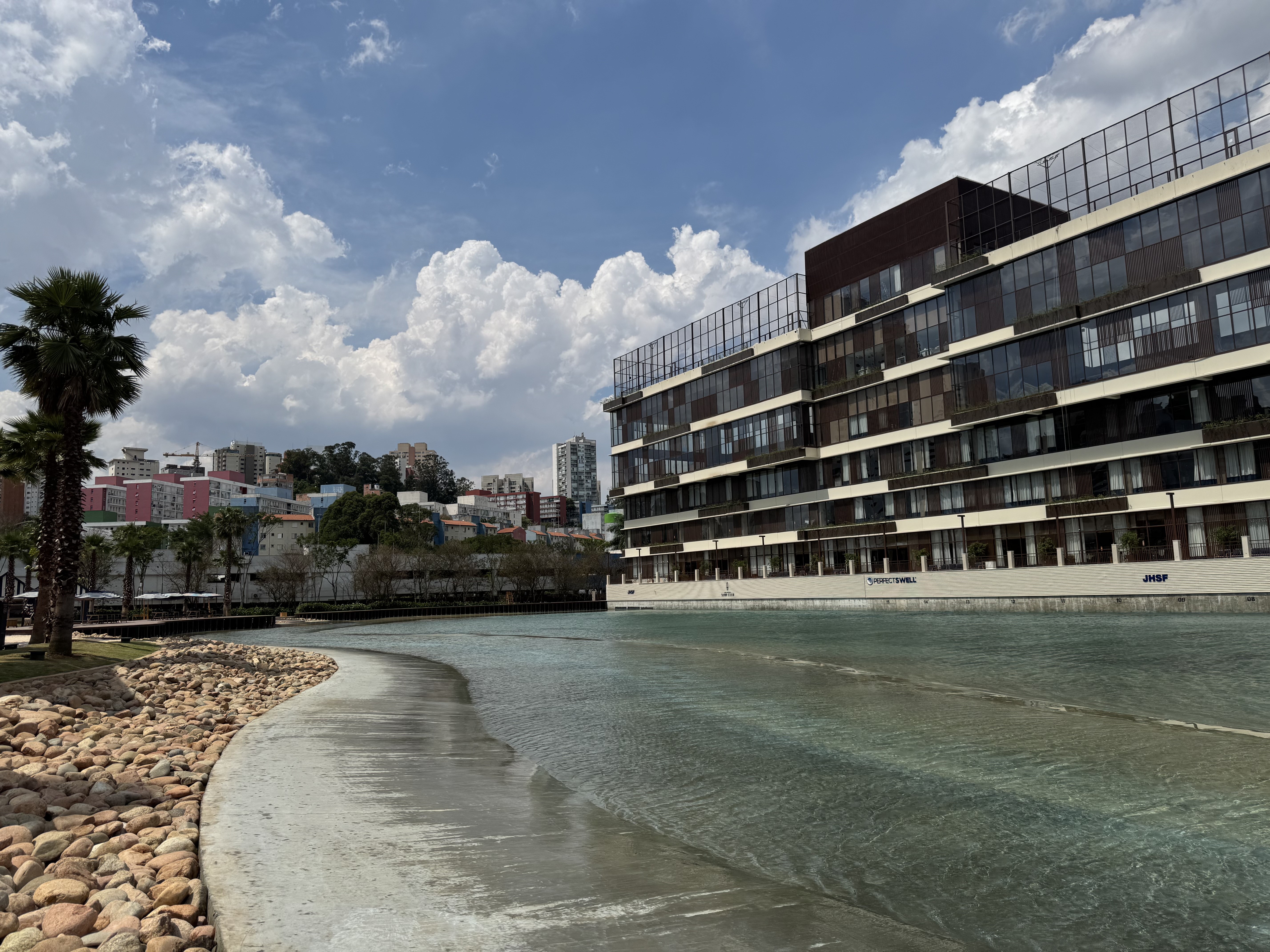 Praia com ondas artificiais, título por R$ 1,25 milhão e vista para Marginal Pinheiros: como funciona novo clube de surfistas em SP