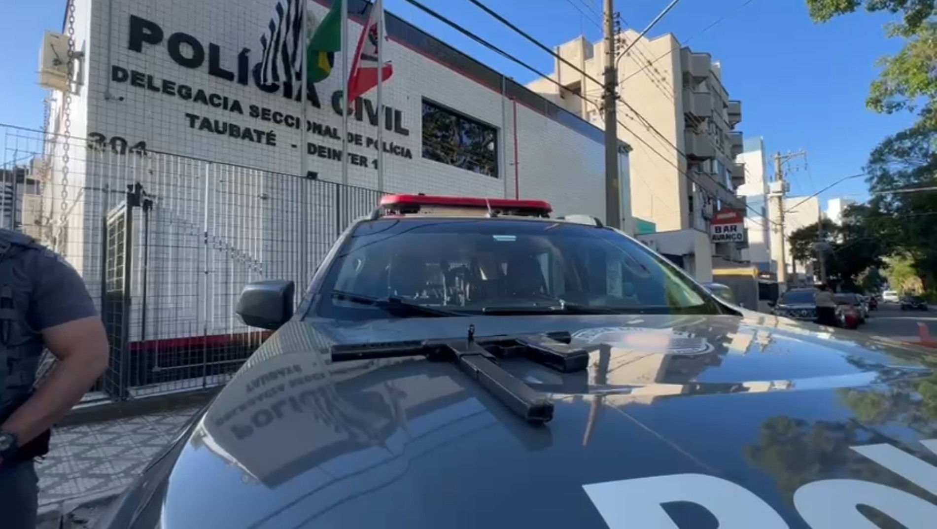 VÍDEO: Homem é preso com submetralhadora caseira em Taubaté, SP