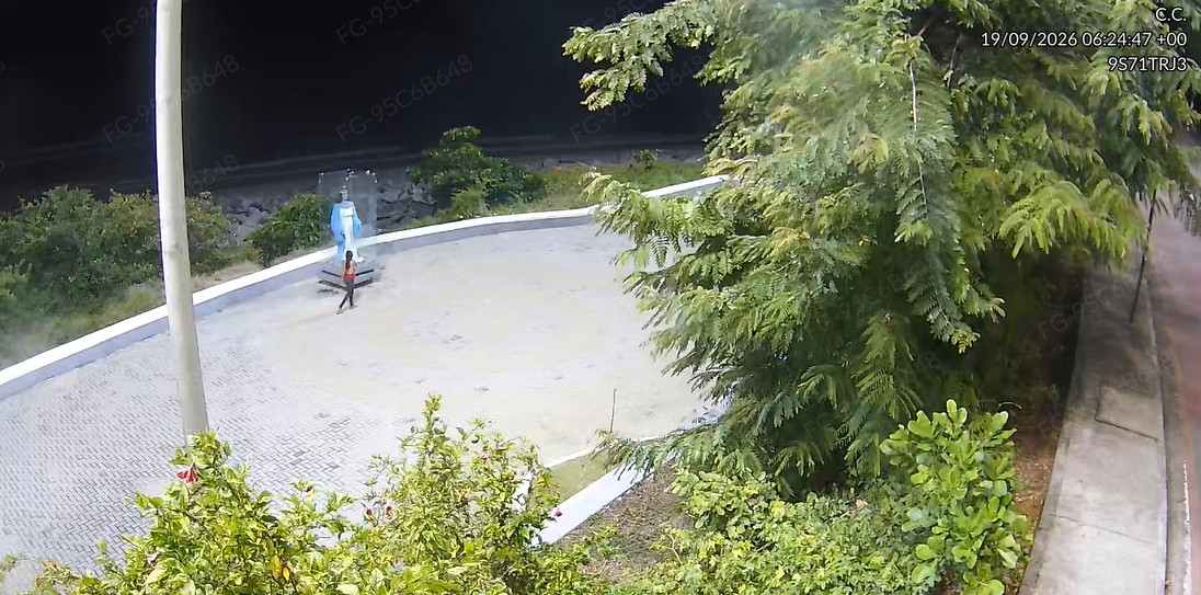 Imagens mostram mulher quebrando vidro de estátua de Iemanjá em João Pessoa; VÍDEO