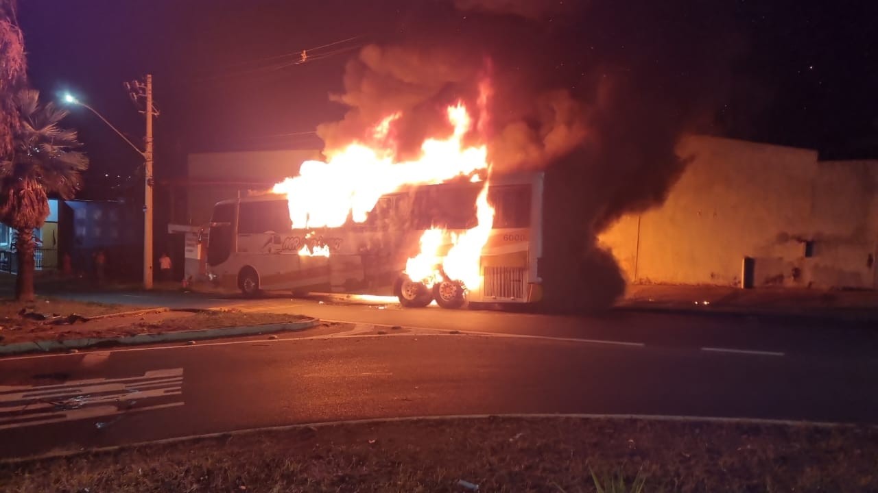 Incêndio destrói ônibus que levava universitários de Uberlândia a evento em Uberaba
