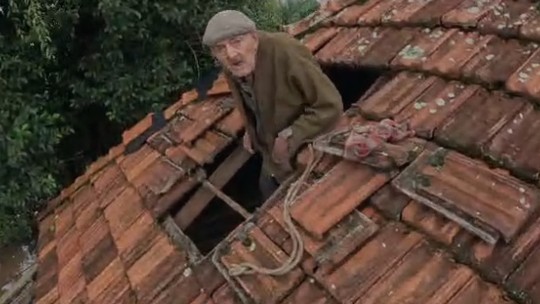 Idoso de 84 anos é resgatado de telhado por voluntário; veja VÍDEO - Foto: (Arquivo pessoal)