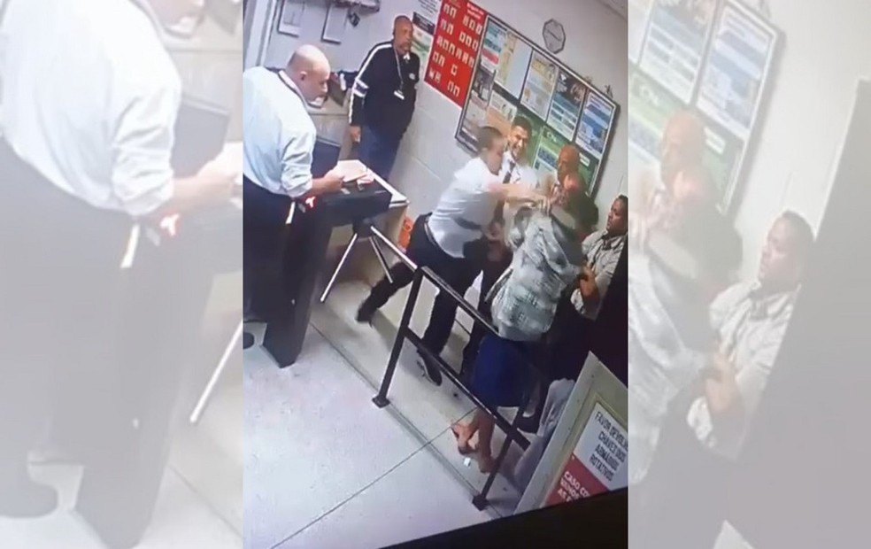 Seguranças agridem suspeito de furto de bombom em supermercado em Bauru (SP) — Foto: Câmera de Segurança/Reprodução