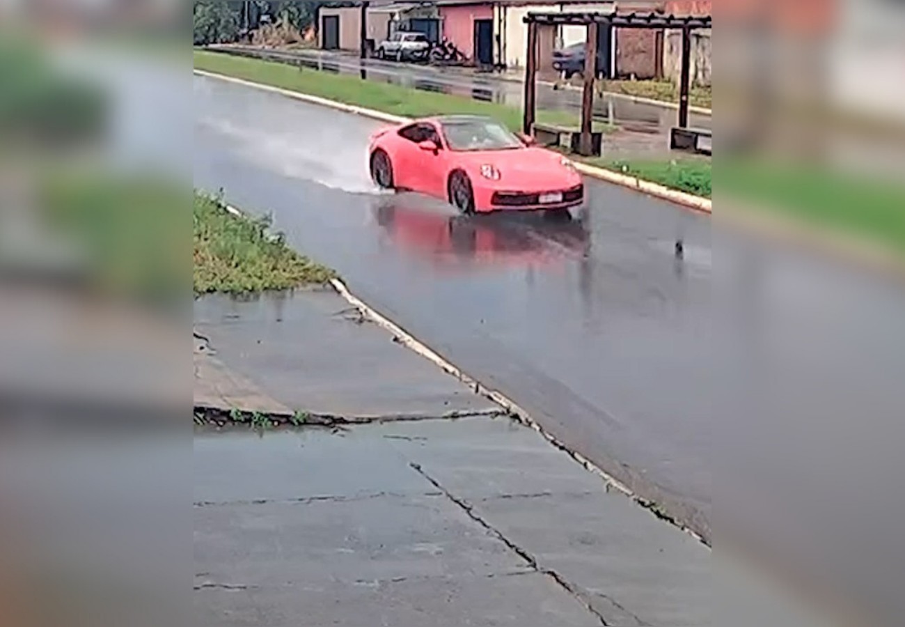 Vídeo mostra momento em que Porsche, de mais de R$ 700 mil, perde o controle antes de bater em poste