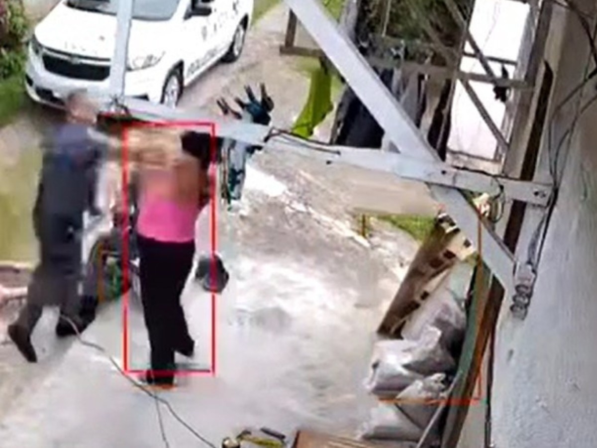 VÍDEO: mulher é agredida por PM durante abordagem, diz que nunca apanhou de homem e ouve 'por isso você é desse jeito' como resposta