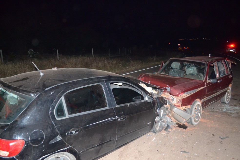 Colisão entre veículo deixa oito pessoas feridas, em Sandovalina (SP) — Foto: Pontal News
