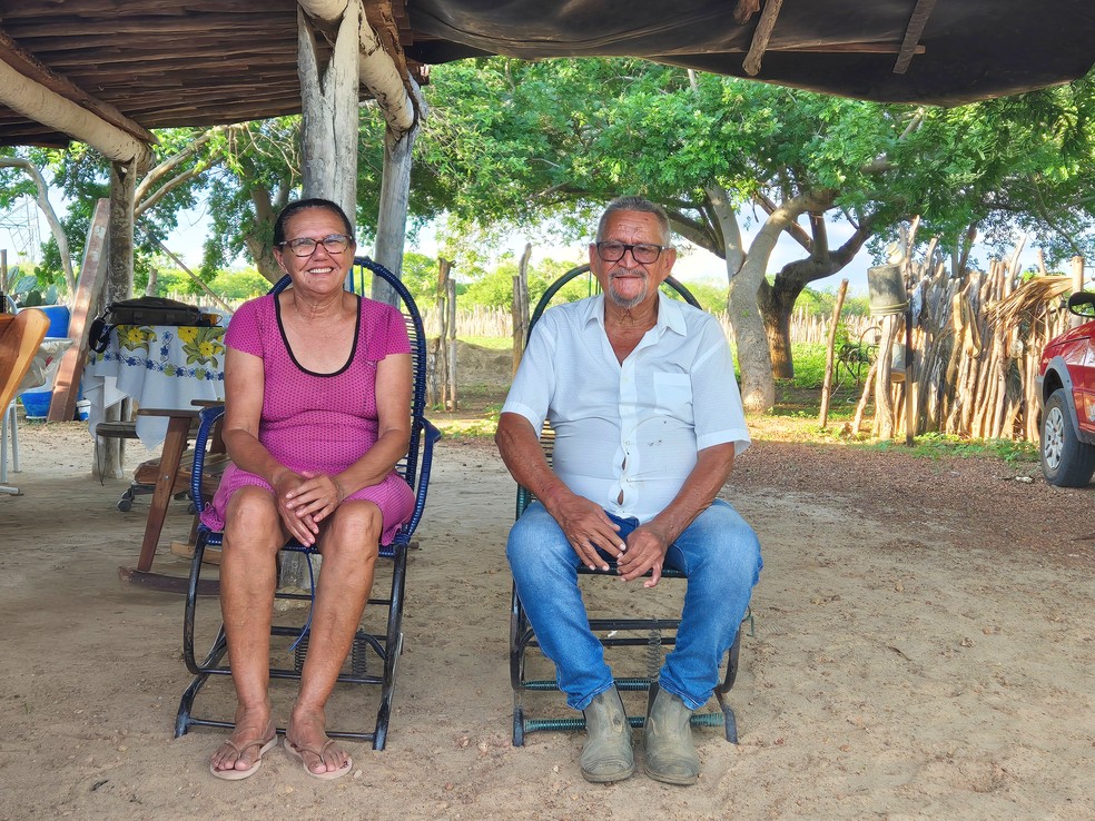 Maria Luciene e Sidrônio Moreira, casal do CE que encontrou possível petróleo ao perfurar poço artesiano. — Foto: Gabriela Feitosa/g1