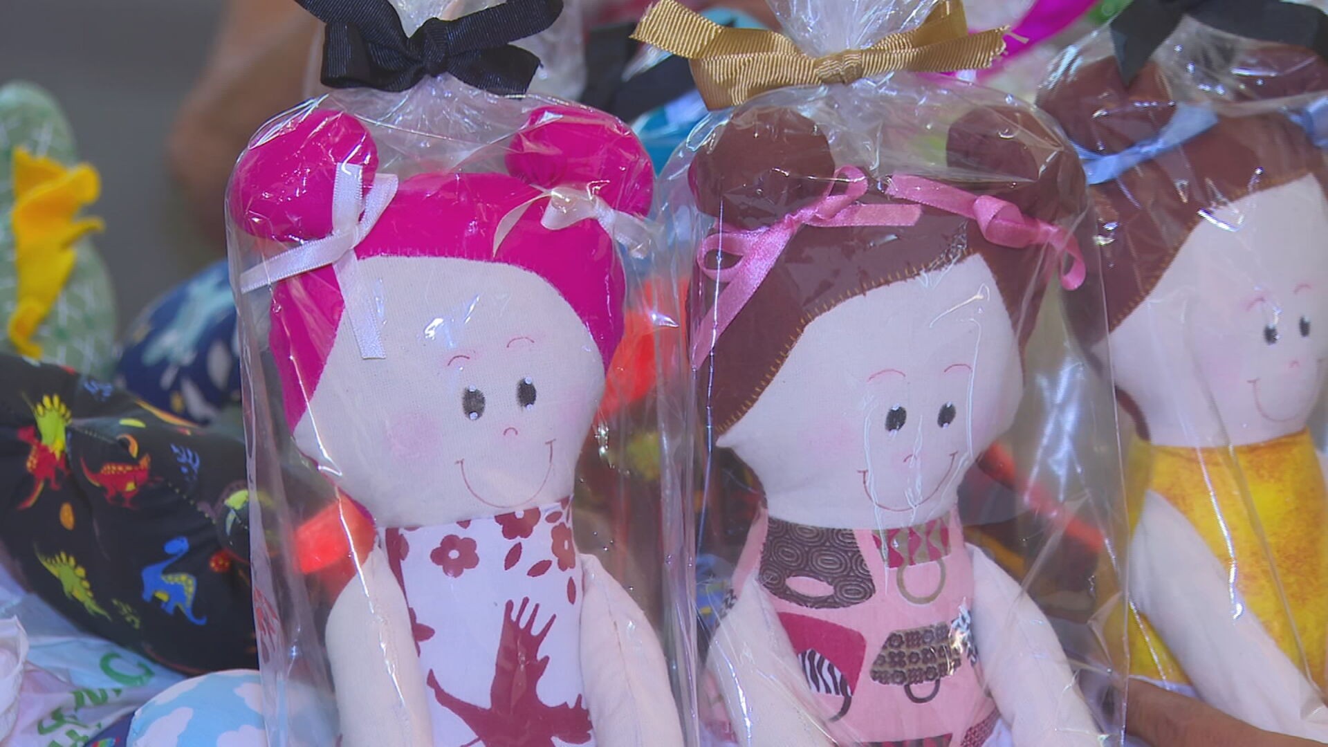 Voluntárias confeccionam bonecas e doam brinquedos para crianças em Lucélia: 'Privilégio'