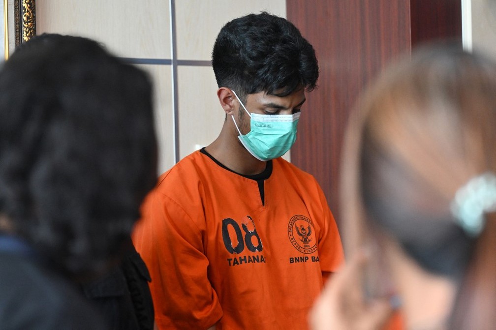 Brasileiro preso com drogas na Indonésia, de cabeça baixa, em coletiva de imprensa — Foto: SONNY TUMBELAKA / AFP