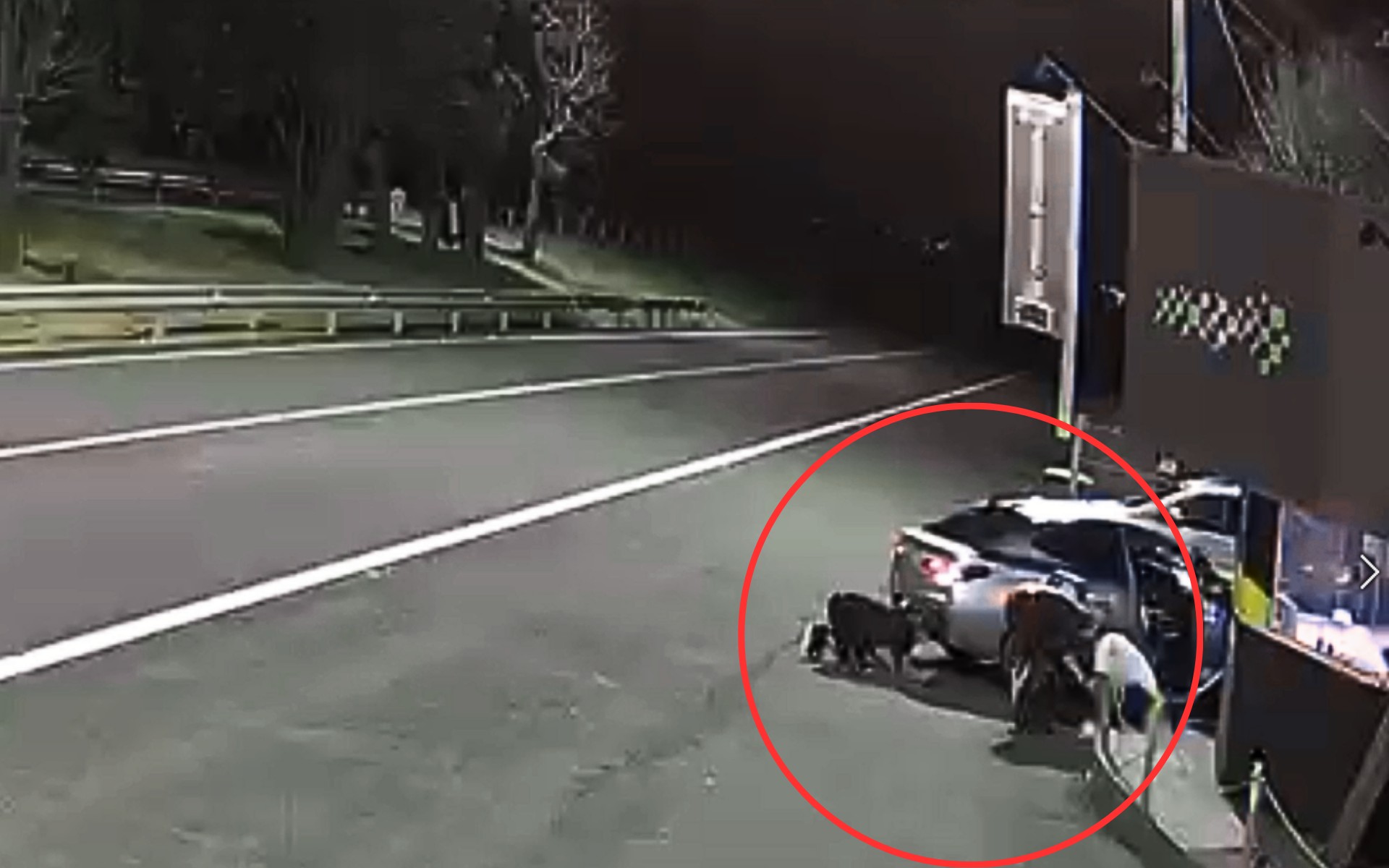 VÍDEO: pai se ajoelha enquanto policiais salvam bebê de dois anos engasgado no interior de SP 