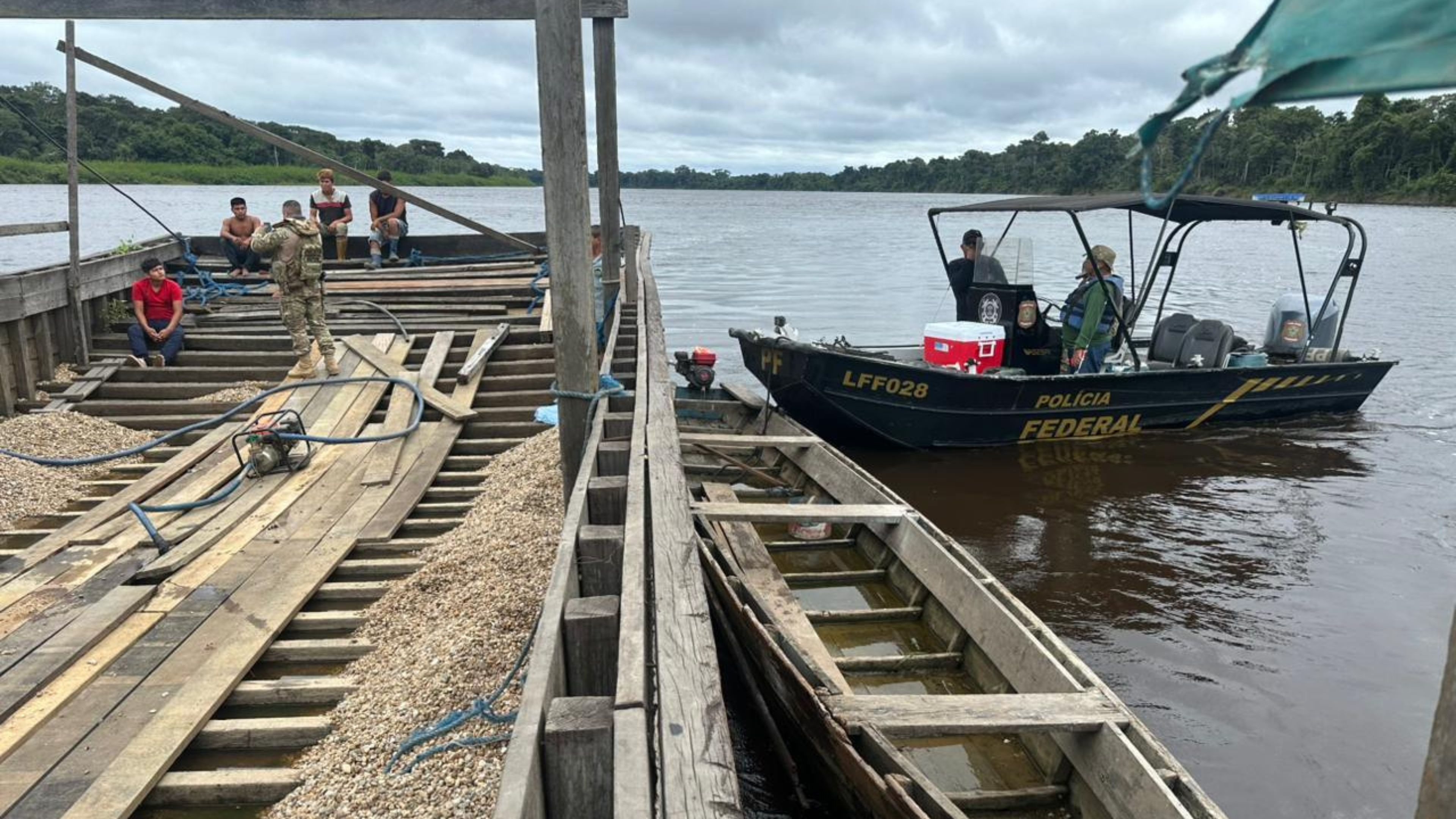 PF destrói draga usada no garimpo ilegal em terra indígena de RO