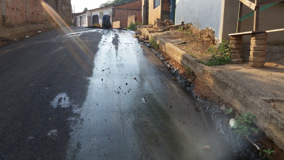 Água de esgoto escorrendo no asfalto no bairro São Sebastião I na cidade de Porto Velho em 2017 — Foto: Toni Francis/G1RO