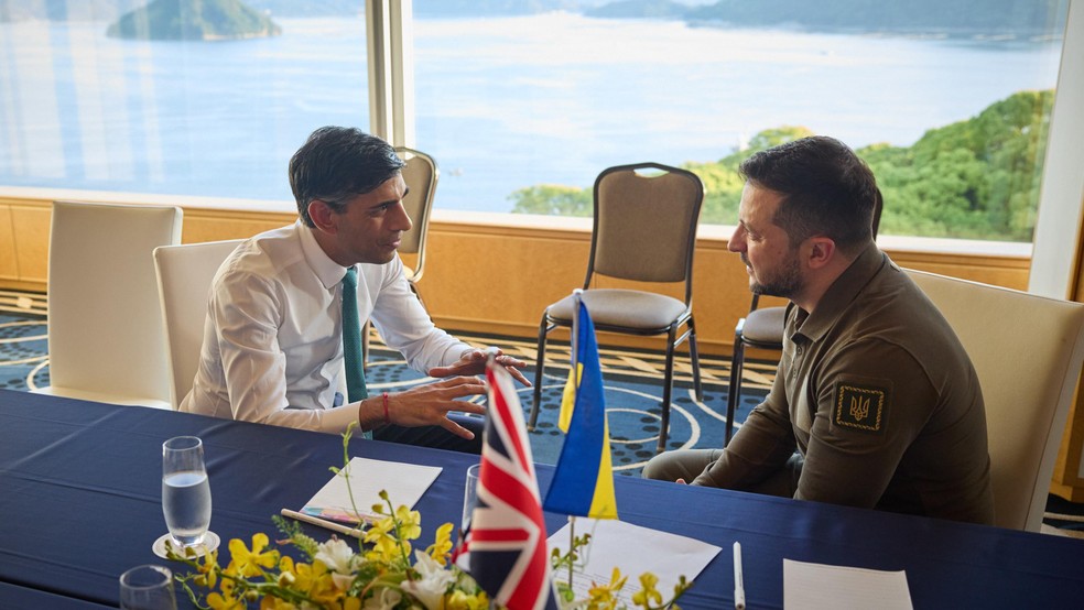 Zelensky (à dir, ao lado do premiê britânico Rishi Sunak) foi pessoalmente à cúpula do G7 — Foto: EPA