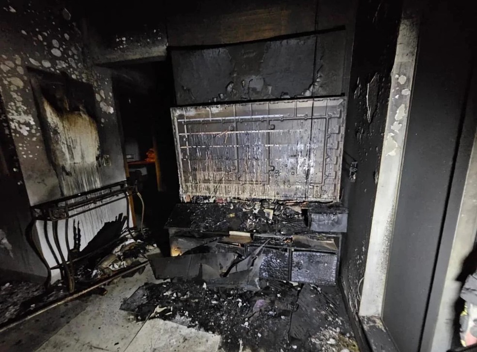 Incêndio atingiu a parte superior do imóvel que fica localizado na cidade de Imperatriz (MA) — Foto: Divulgação/Corpo de Bombeiros