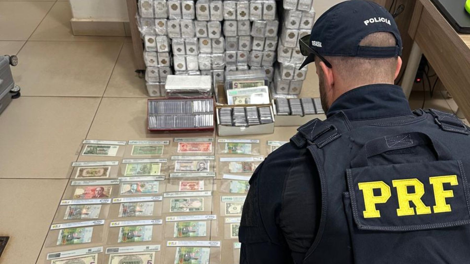 Mais de 3 mil cédulas e moedas estrangeiras de coleção são encontradas em baú de caminhão no Paraná