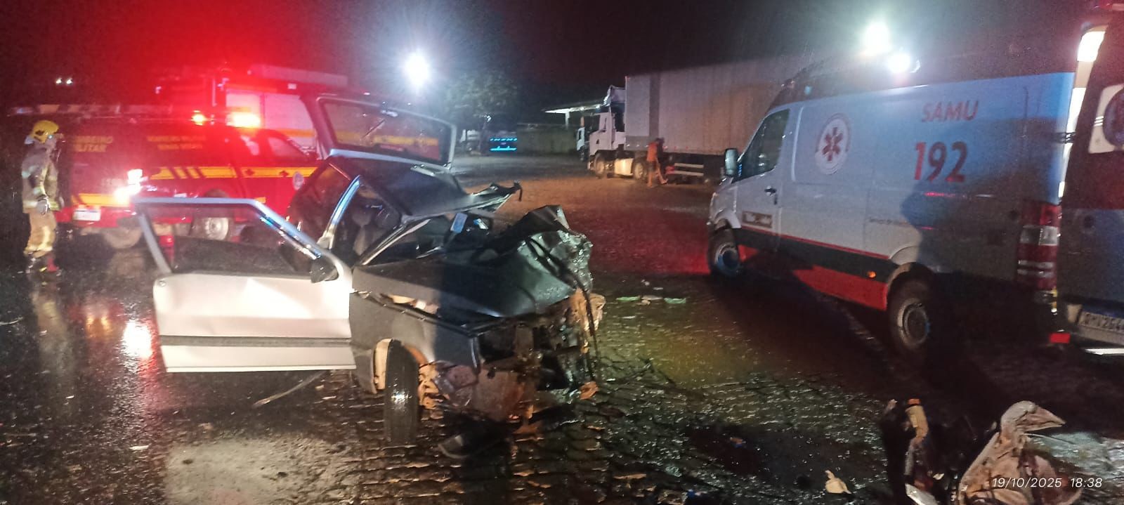 Quatro pessoas de uma mesma família ficam feridas em colisão entre carro e carreta na BR-251