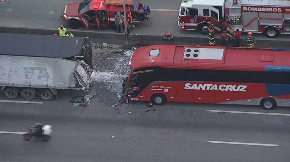 Acidente deixa um morto e seis feridos na Rodovia Fernão Dias — Foto: Reprodução/TV Globo