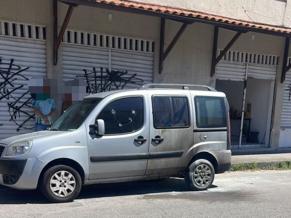 Criminosos atiraram e tentaram incendiar veículo na Rua Engenheiro João Nogueira, no Bairro Álvaro Weyne, na manhã desta quinta-feira (10). — Foto: Arquivo pessoal