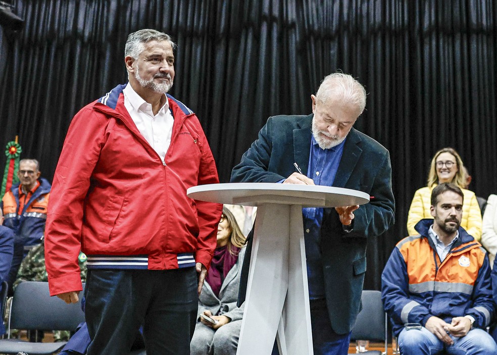 Paulo Pimenta e Lula em imagem de maio de 2024 &mdash; Foto: Ricardo Stuckert/Presid&ecirc;ncia da Rep&uacute;blica