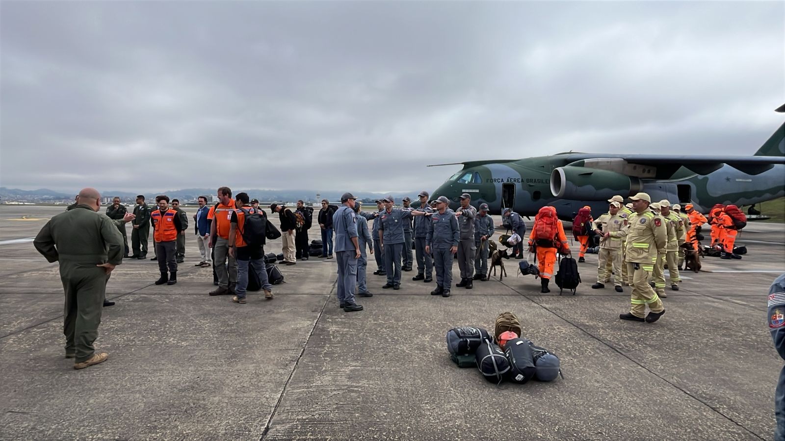 Avião da FAB decola de Guarulhos com bombeiros e cães de resgate para ajudar vítimas de terremotos na Venezuela