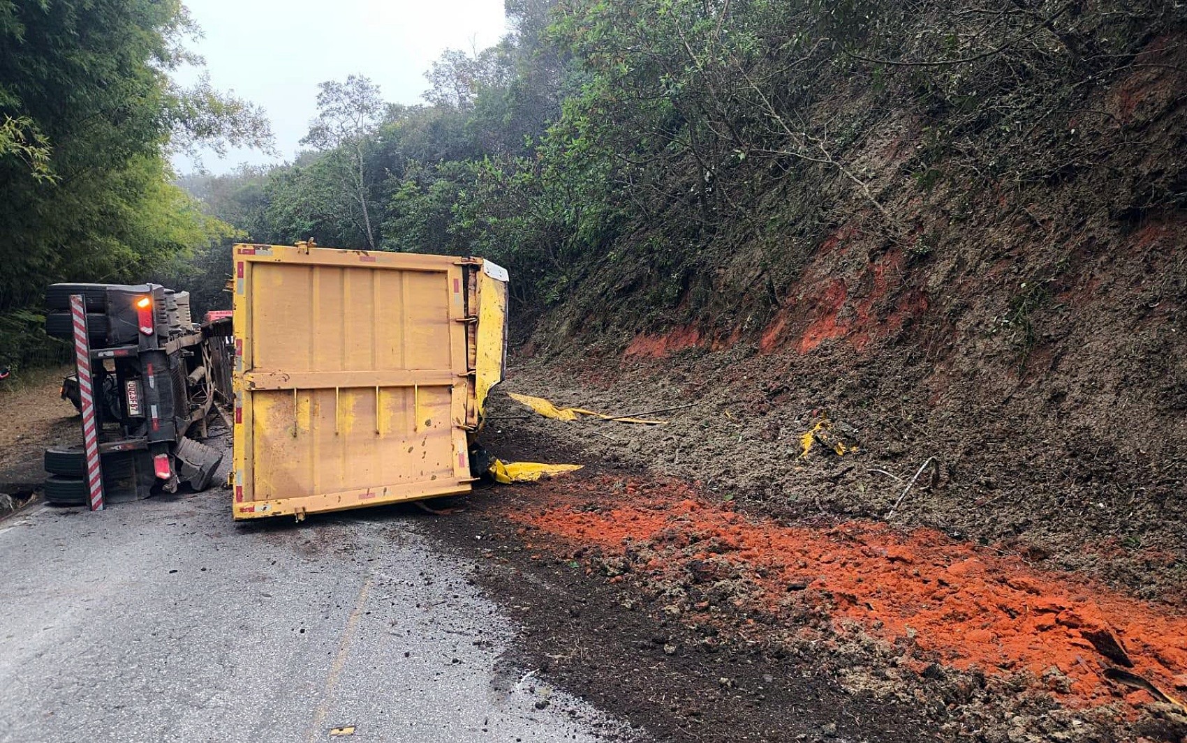 Carreta carregada com esterco tomba após desviar de carro e interdita anel rodoviário em São Lourenço; veja outras ocorrências